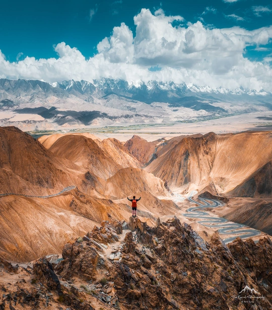 站在山顶俯瞰山谷的一个人
