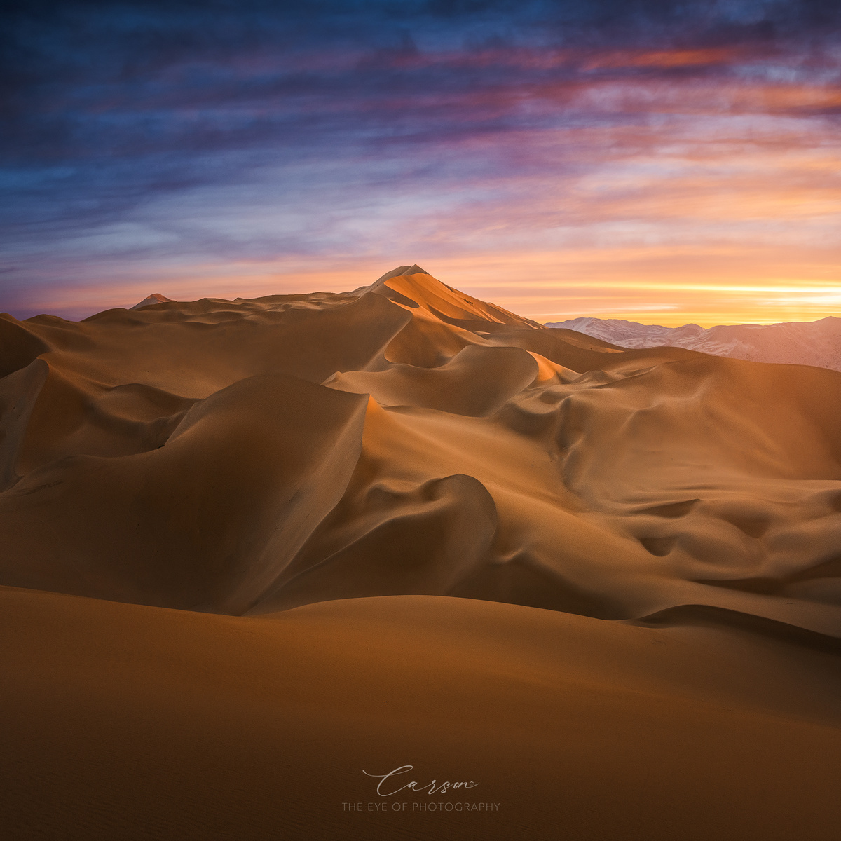 日出或日落时沙漠中的多彩天空和沙丘