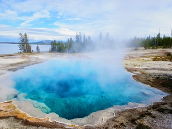 地上升腾着蒸汽的蓝色水池