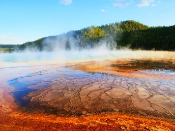 热水池冒出蒸汽