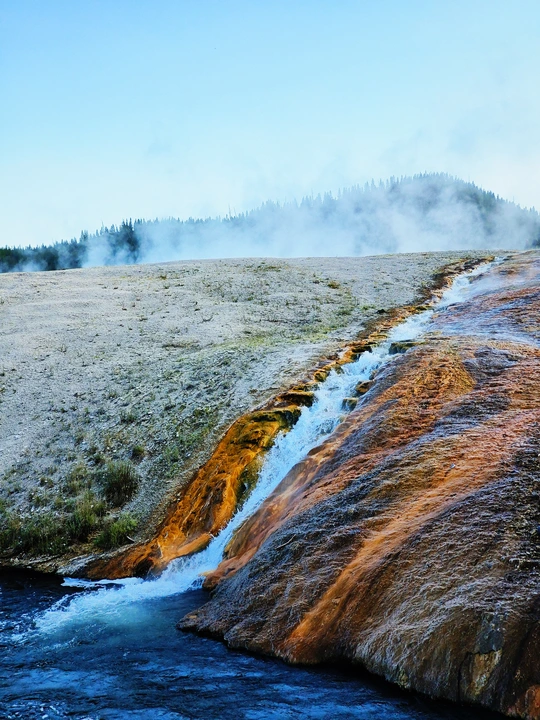 从瀑布流向溪流的热水