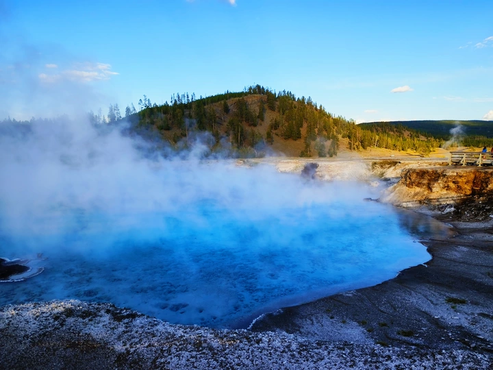 蒸汽从间歇喷泉的热水池中升起