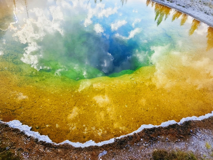一片水面 反射出蓝天色彩。