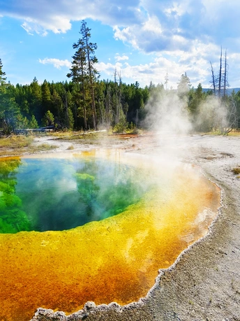 水池中的蒸汽升起。