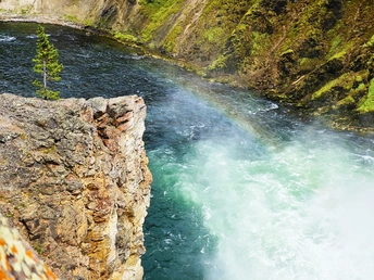 峡谷中的瀑布 水中彩虹