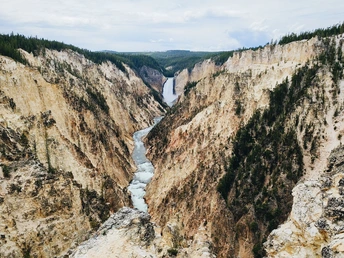 一条河流穿过峡谷