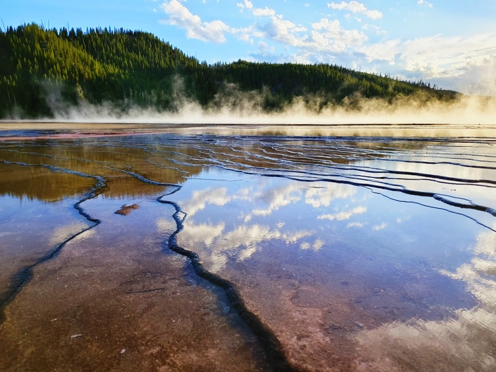 蒸汽从间歇泉中的水坑中升起。