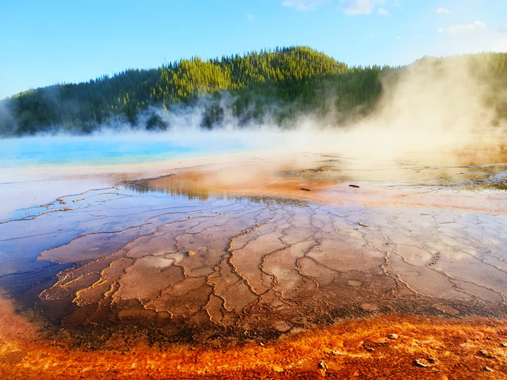 蒸汽从间歇喷泉的热水池中升起