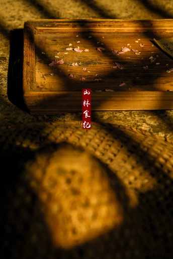 坐在长椅上的一本写着红色文字的书