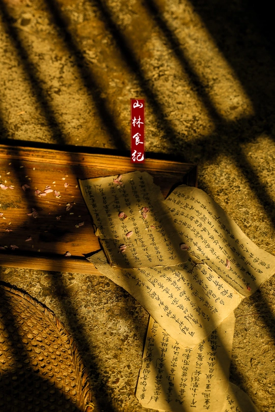 地板上放着黄纸的木凳