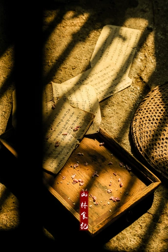 木箱里放着笔记的旧椅子和桌子