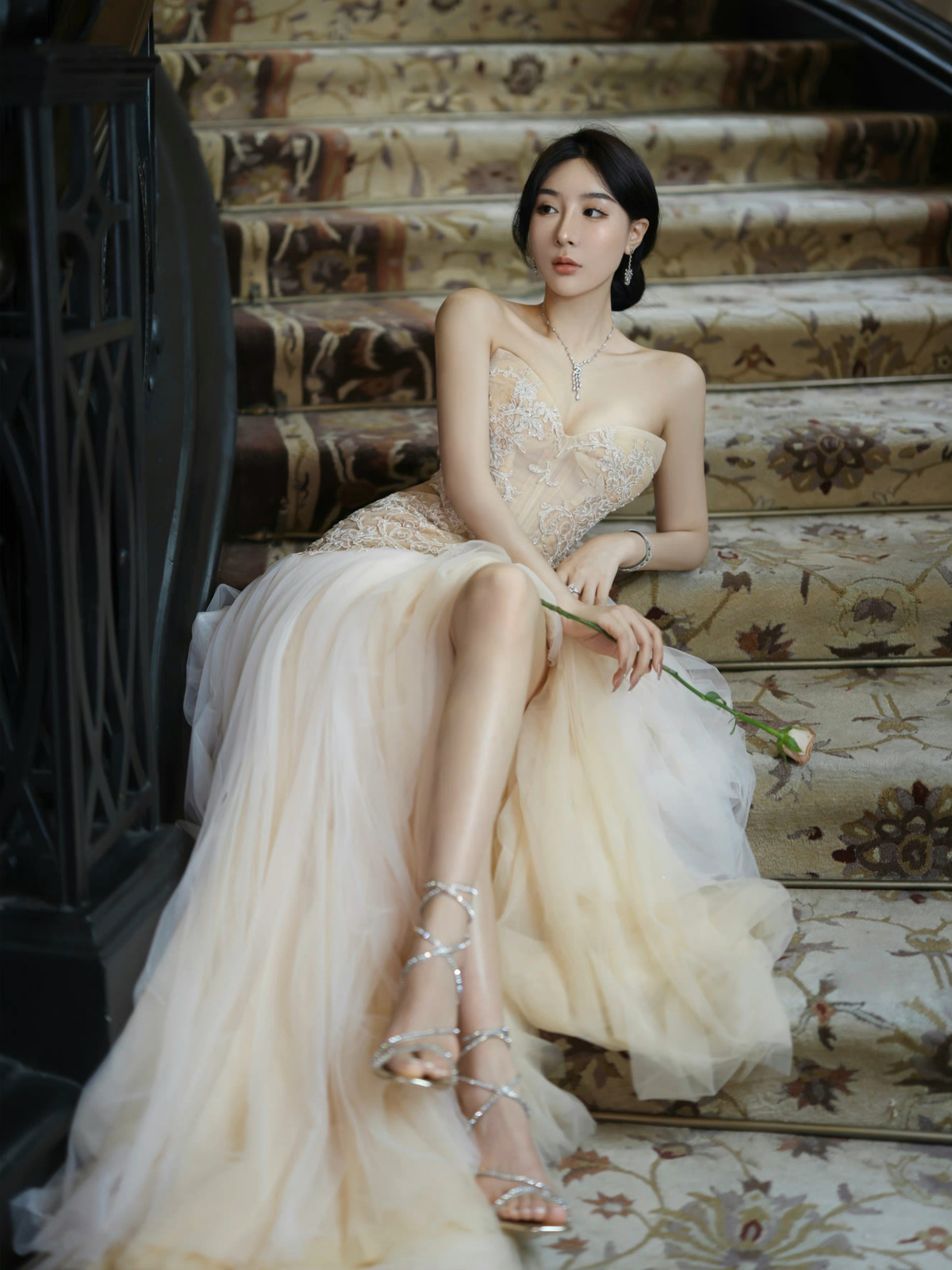 一个穿着婚纱的美女坐在楼梯的台阶上