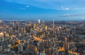 暮色或夜晚中的城市 有大型天际线高楼。