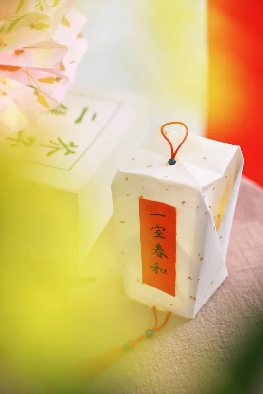 一个盒子 盒子上有一张纸