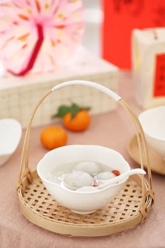 一个带有橙子和柚子的篮子