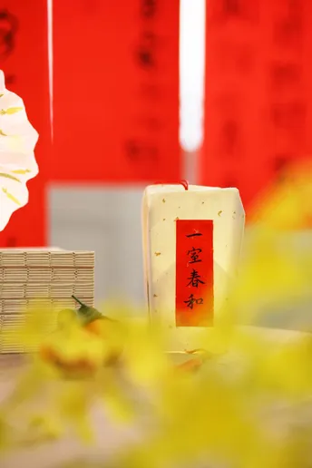 一张桌子上有红伞 背景是白色蜡烛