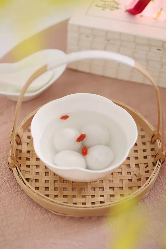 一小碗白球在桌子上 用勺子