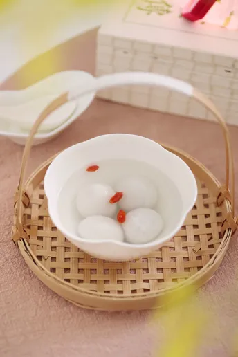 一小碗白球在桌子上 用勺子