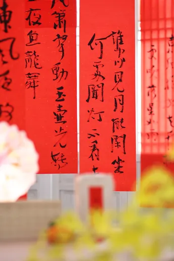 墙上挂着带有中文标语的红色标志。