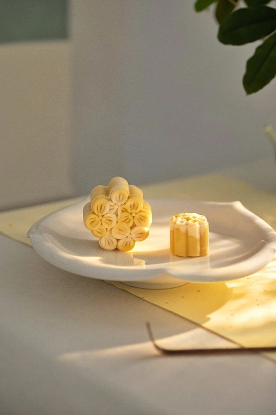 一个小白盘子上放着一些蛋糕