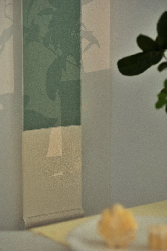 一盘食物放在桌子旁边 旁边放着一个花瓶。