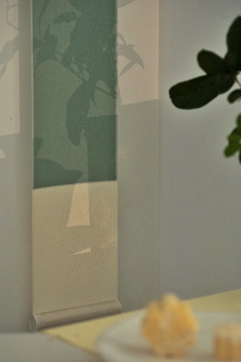 一盘食物放在桌子旁边 旁边放着一个花瓶。