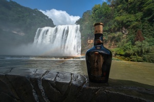 瀑布前的一瓶威士忌