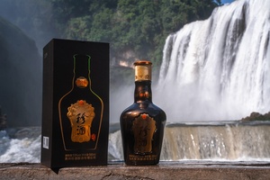 一瓶背景是瀑布的威士忌