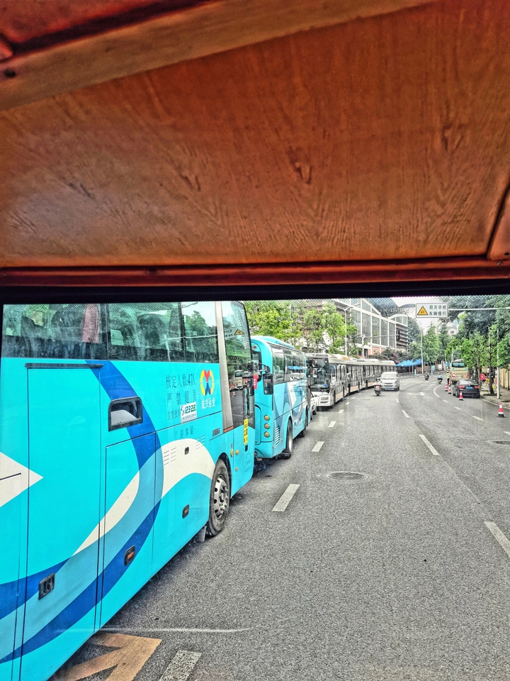 一个人若能自信地向他梦想的方向行进