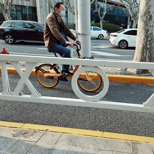 一个戴面具的人在街上骑自行车