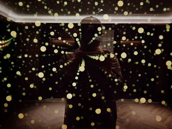 一个黑暗的房间里有些光点