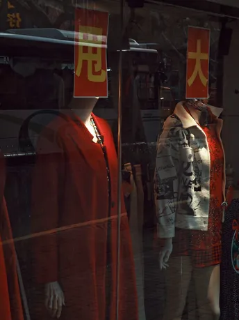 站在商店窗户前 有模特在窗户里的男子