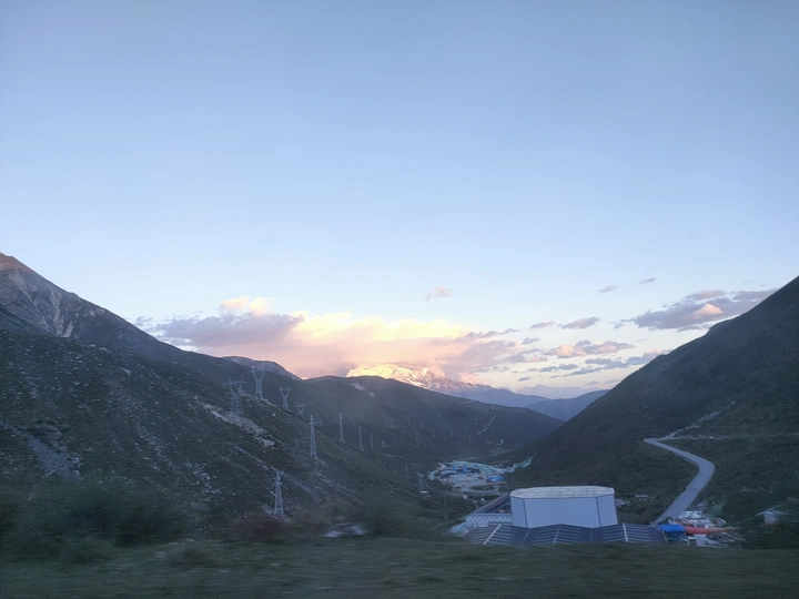 蓝天白云雪山
