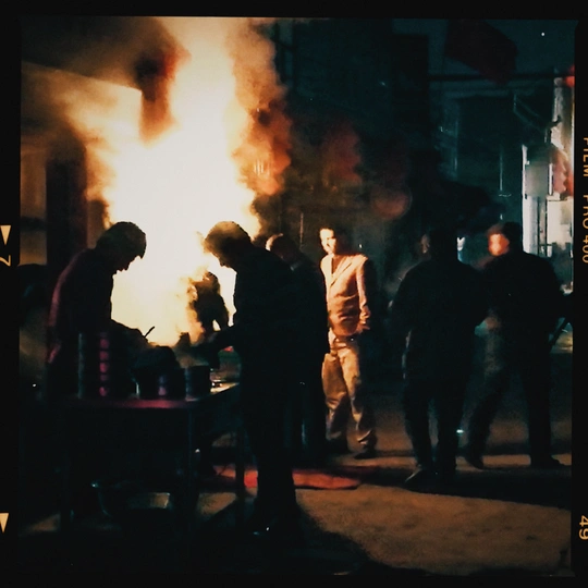 夜晚 一大群人在街上站着。