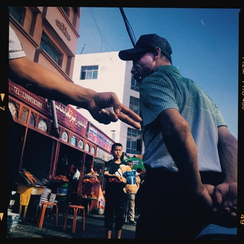 一个人伸出手掌 一个人用手指指向