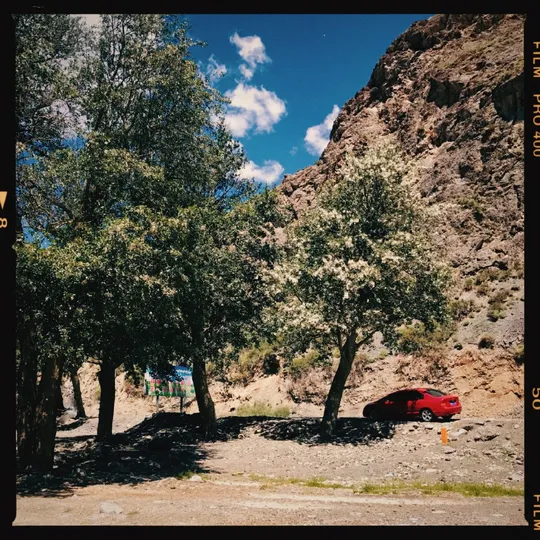 一辆红色的汽车停在峡谷路边