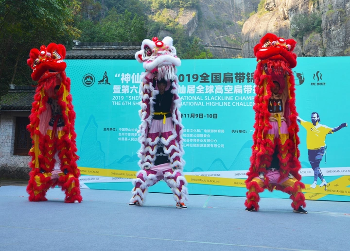 一条扁带连接世界和未来