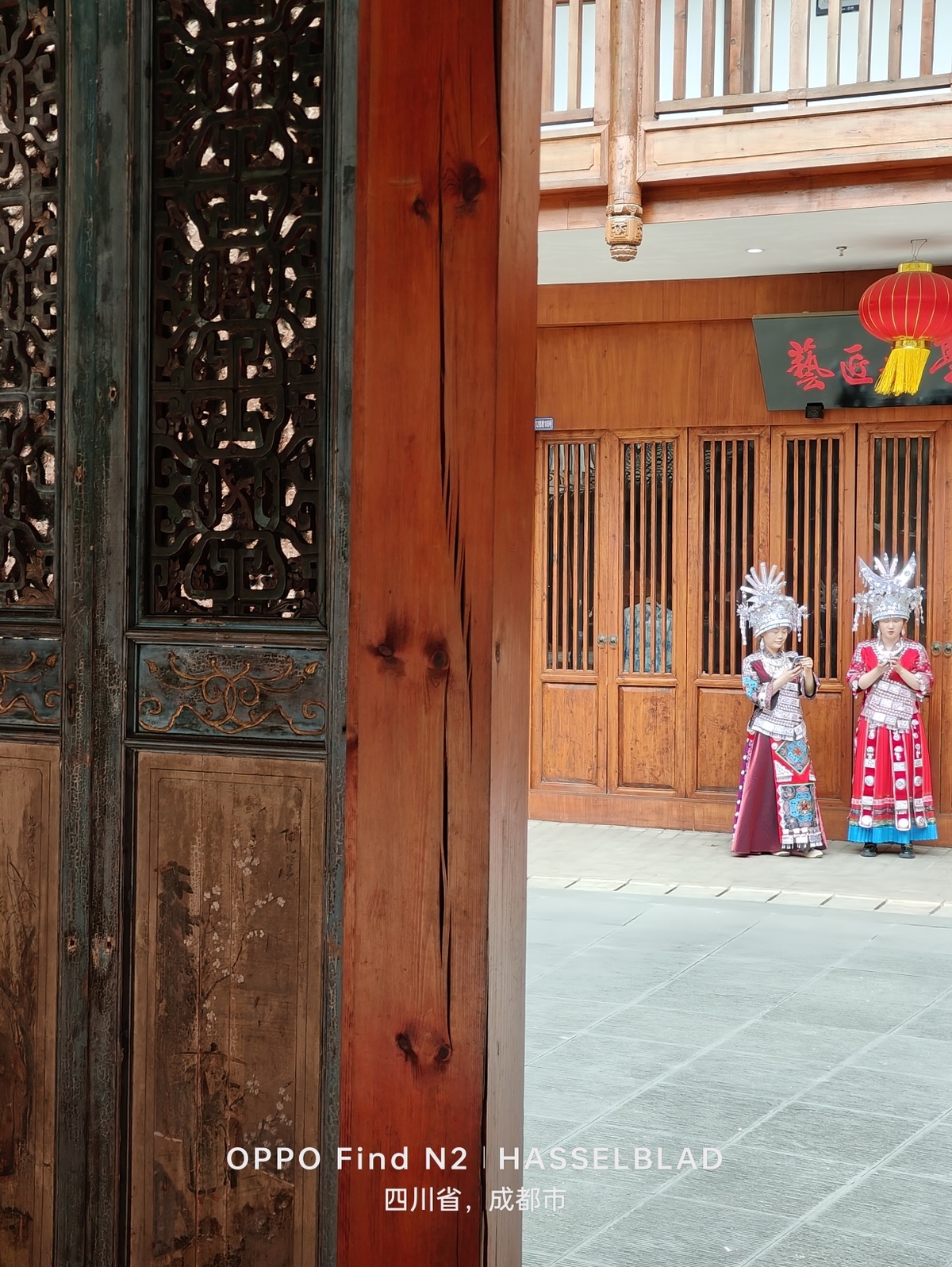 一些穿着传统服装的女性站在一扇木门前面