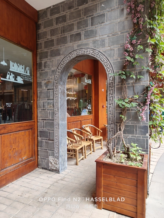 带有木桌椅和盆栽的餐厅入口