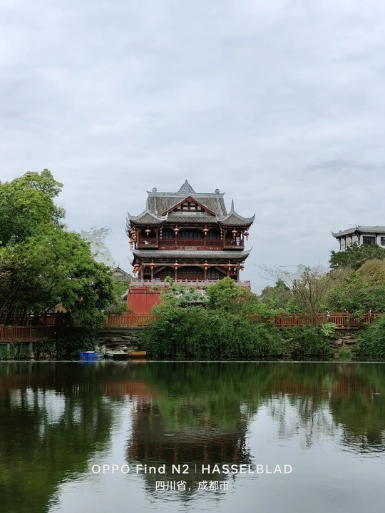 湖边城市中的池塘上的一个塔