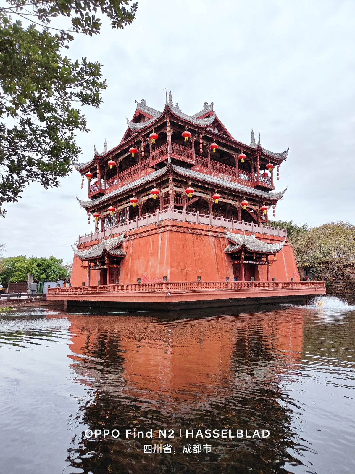 城市中的一座红 pagoda 在水上