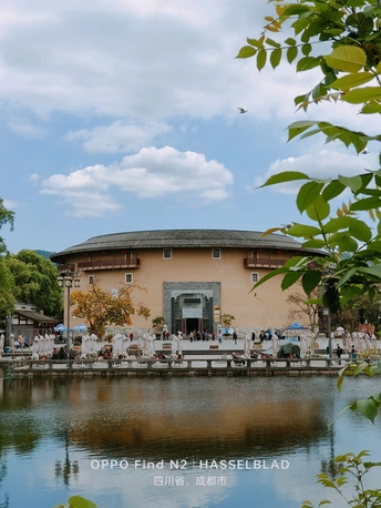 餐馆位于一所建在水上的建筑物前的池塘上。