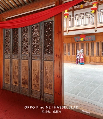 入口处有一个大型木门