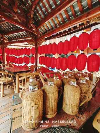 带有木制桌椅和红灯笼的房间