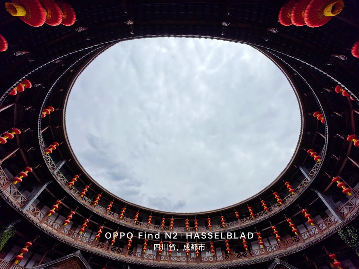 从建筑物内部看天空