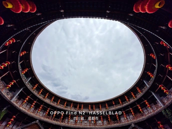 从建筑物内部看天空