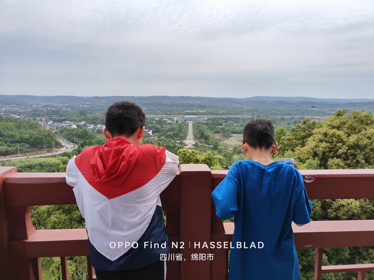 两个年轻男孩站在山顶