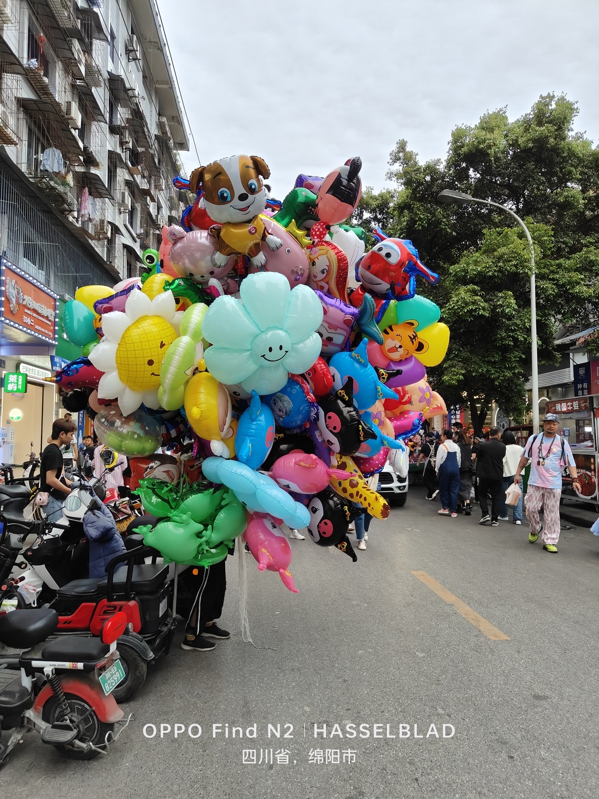 摩托车上的人售卖玩具和气球