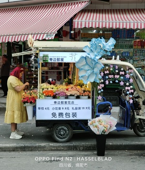 站在花店前卖花的女人