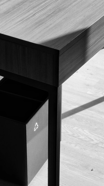 一张木桌子坐在抽屉旁边